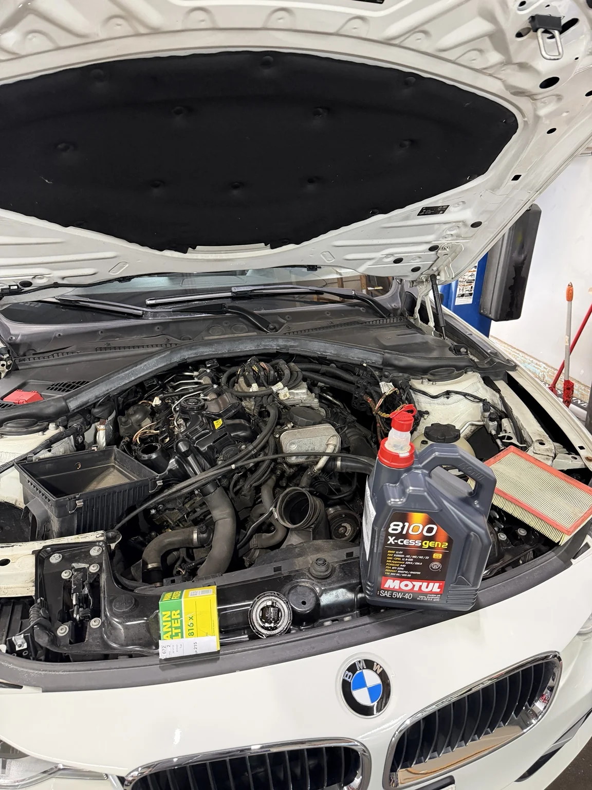 BMW 在車房使用 MOTUL 機油及 MANN 濾芯進行換油保養