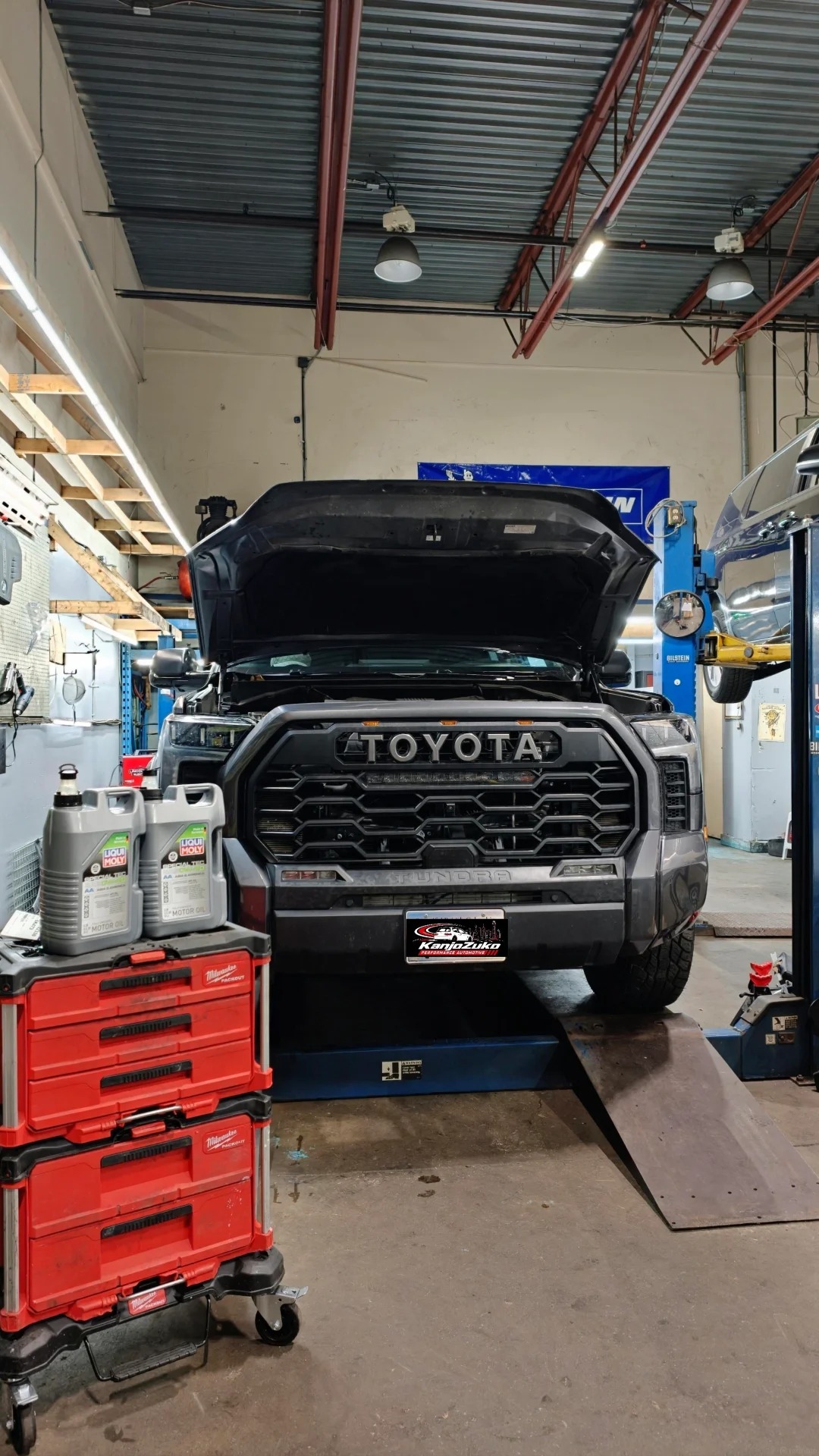 Toyota Tundra 在 Kanjozoku Performance Automotive 車房進行引擎機油保養